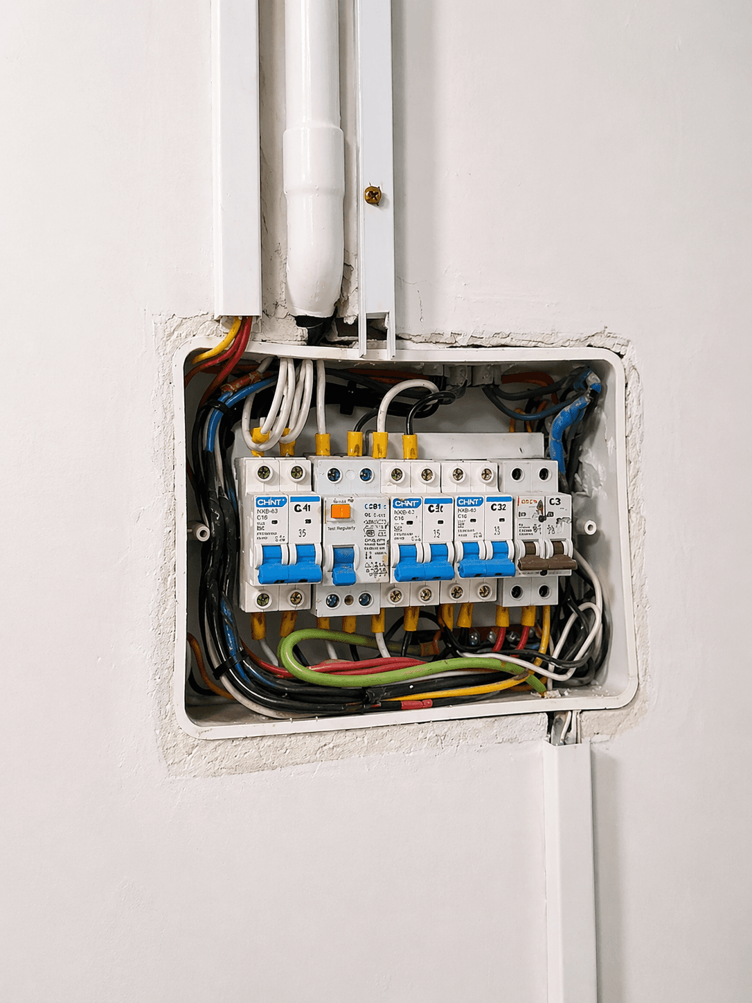 Fotografía de obra 2 del proyecto: Independización del circuito eléctrico en local comercial